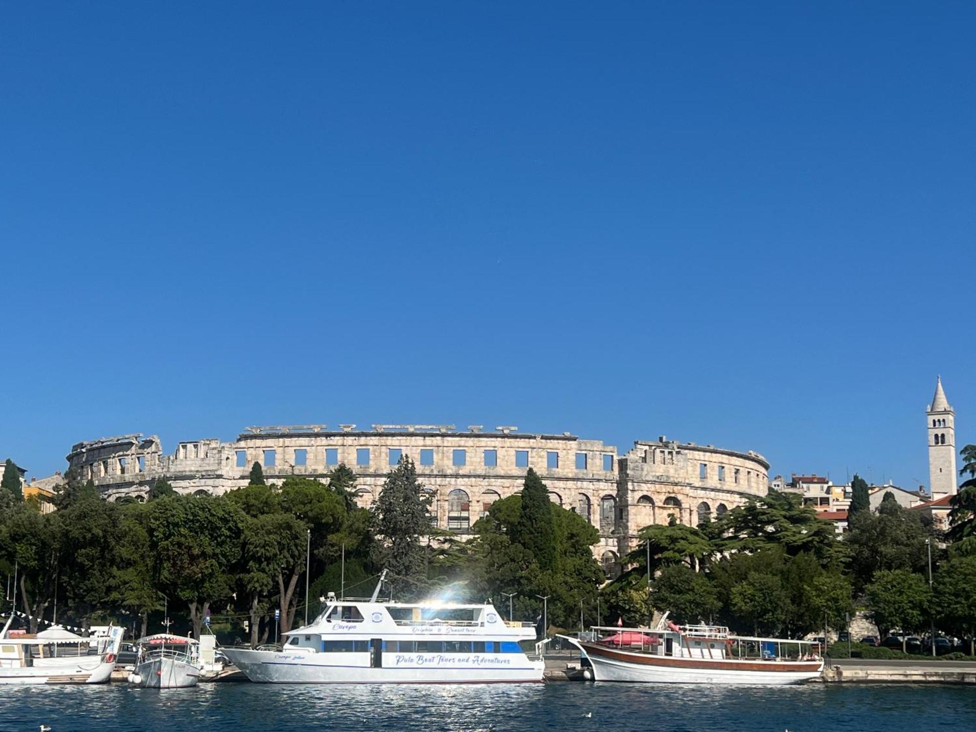 Lungo Mare Apartment With Terrace Pula Extérieur photo